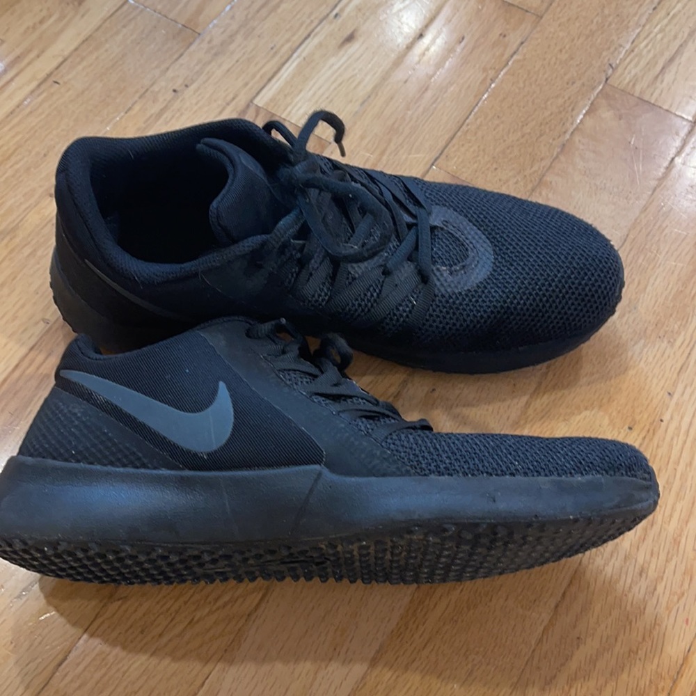 Mens black Nike training shoes 8 41 - Picture 3 of 5
